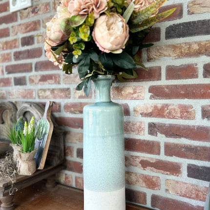 Hoge keramieken vaas met (kunst)bloemen