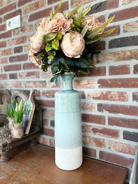 Hoge keramieken vaas met (kunst)bloemen