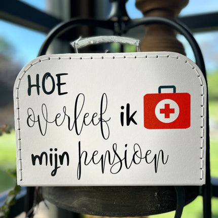 Kartonnen Koffertje Hoe overleef ik mijn pensioen