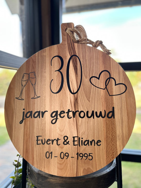 Serveerplank rond - 30 jaar getrouwd - champagne en hartjes
