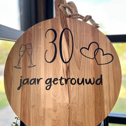 Serveerplank rond - 30 jaar getrouwd - champagne en hartjes