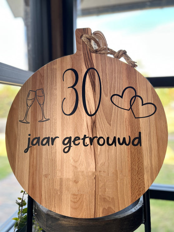 Serveerplank rond - 30 jaar getrouwd - champagne en hartjes