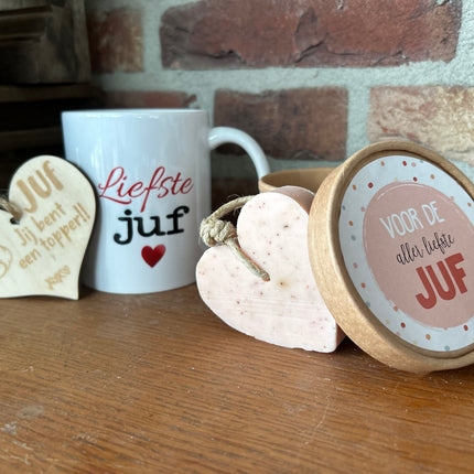 Cadeaupakket juf inclusief mok + zeep in doosje + houten hartje