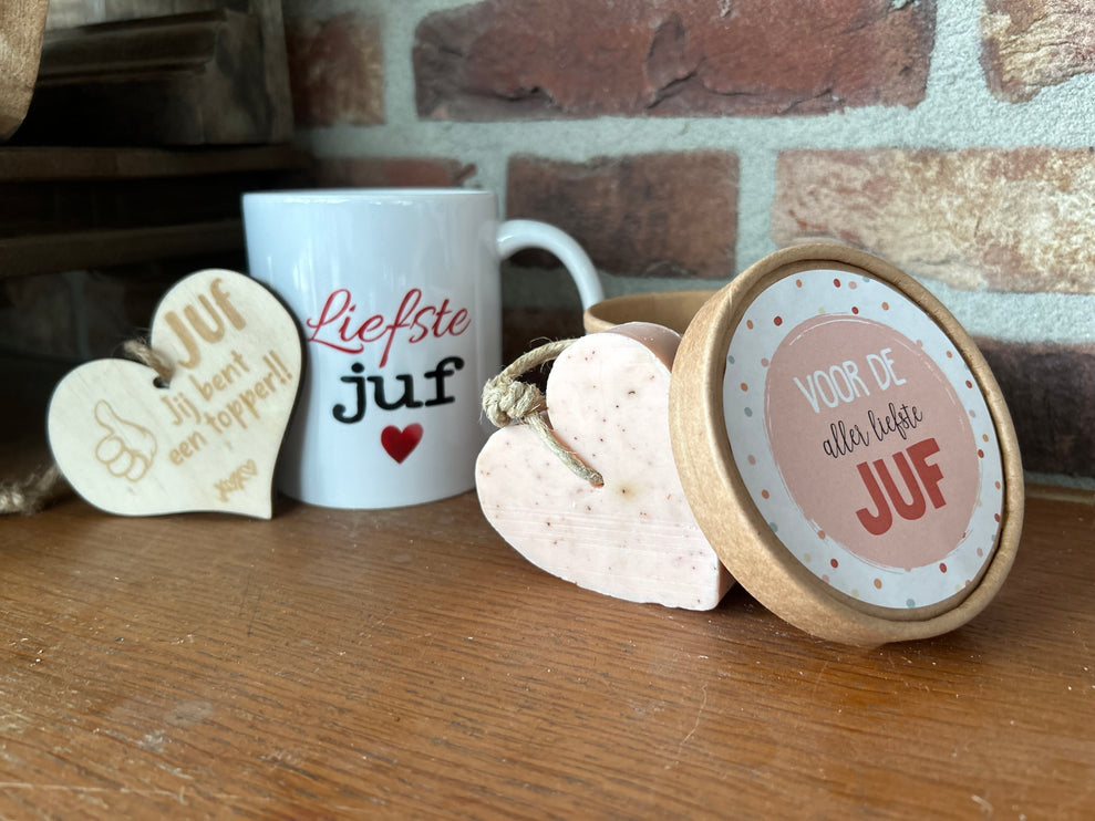 Cadeaupakket juf inclusief mok + zeep in doosje + houten hartje