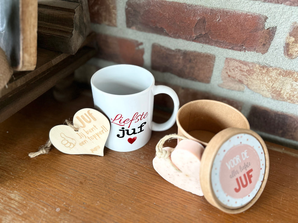 Cadeaupakket juf inclusief mok + zeep in doosje + houten hartje