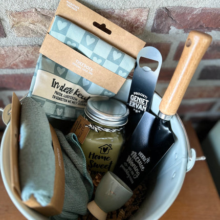 Cadeaupakket Zinken emmer nieuwe woning met theedoek/handdoek/tuinschepje/metalen opener/kaarsje-eierdop/vanillekaars