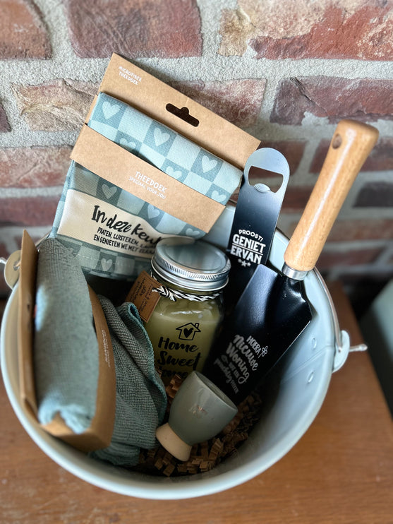 Cadeaupakket Zinken emmer nieuwe woning met theedoek/handdoek/tuinschepje/metalen opener/kaarsje-eierdop/vanillekaars