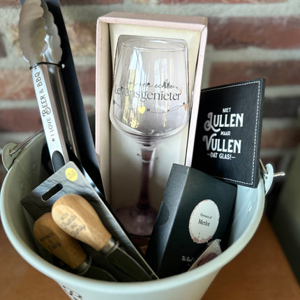 Cadeaupakket Zinken emmer Borreltijd met wijnglas/kaasmesjes/metalen opener/onderzetter/winegum/bbq tang