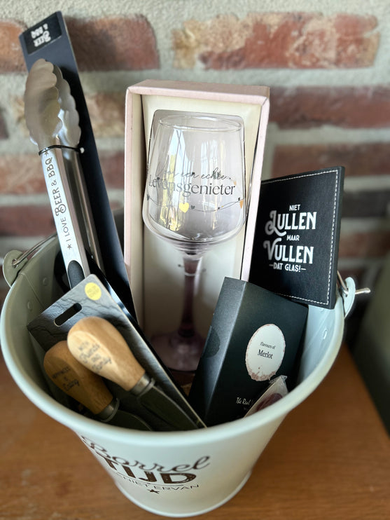 Cadeaupakket Zinken emmer Borreltijd met wijnglas/kaasmesjes/metalen opener/onderzetter/winegum/bbq tang
