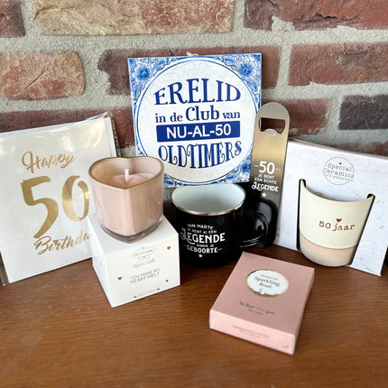 Cadeaupakket Zinken emmer Hoera Gefeliciteerd - 50 jaar met tegeltje/kaart/kaars/winegum/koffiemokje/opener/mok