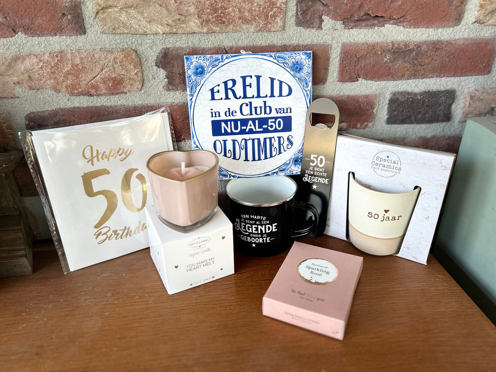 Cadeaupakket Zinken emmer Hoera Gefeliciteerd - 50 jaar met tegeltje/kaart/kaars/winegum/koffiemokje/opener/mok