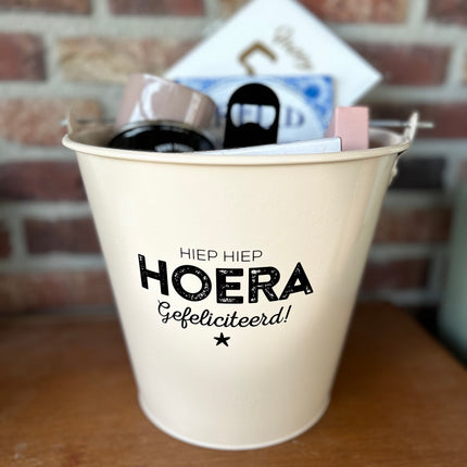 Cadeaupakket Zinken emmer Hoera Gefeliciteerd - 50 jaar met tegeltje/kaart/kaars/winegum/koffiemokje/opener/mok
