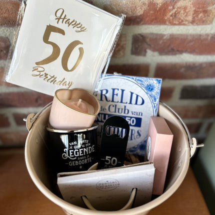Cadeaupakket Zinken emmer Hoera Gefeliciteerd - 50 jaar met tegeltje/kaart/kaars/winegum/koffiemokje/opener/mok