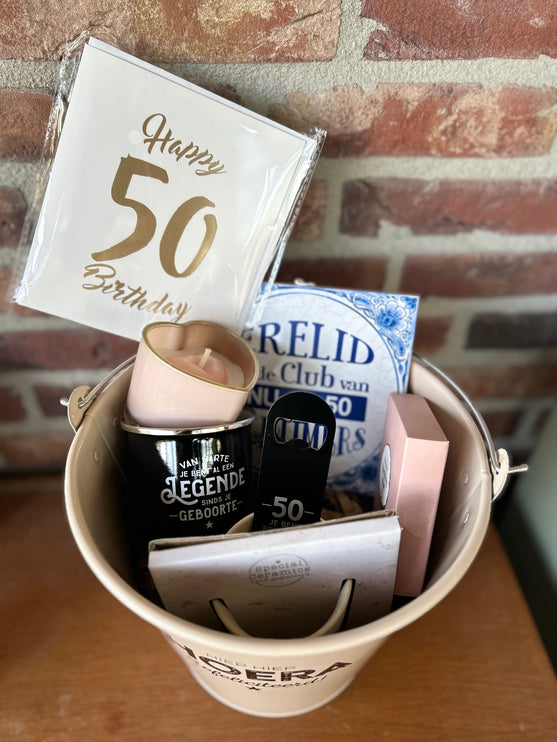 Cadeaupakket Zinken emmer Hoera Gefeliciteerd - 50 jaar met tegeltje/kaart/kaars/winegum/koffiemokje/opener/mok