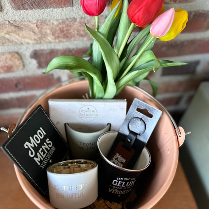 Cadeaupakket Zinken emmer mooi mens met kaars/onderzetter/bosje tulpen/mok/ metalen mok/sleutelhanger