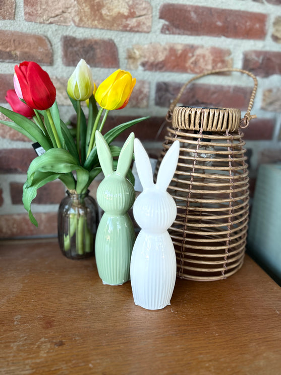 Cadeaupakket Zinken emmer Tuingeluk met solarlamp/2 porseleinen haasjes/vaasje met tulpen