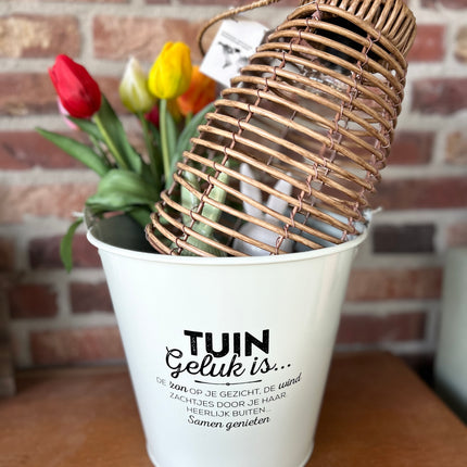 Cadeaupakket Zinken emmer Tuingeluk met solarlamp/2 porseleinen haasjes/vaasje met tulpen