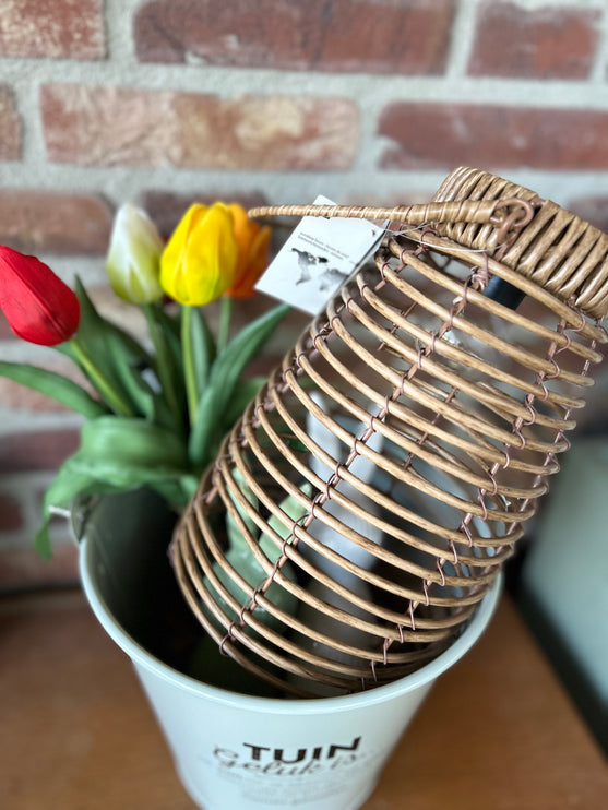 Cadeaupakket Zinken emmer Tuingeluk met solarlamp/2 porseleinen haasjes/vaasje met tulpen
