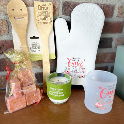 Cadeaupakket Zinken emmer Oma met ovenhandschoen/kaarsje/geurblokjes/spatelset/theeglas