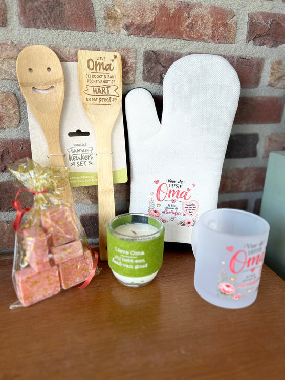 Cadeaupakket Zinken emmer Oma met ovenhandschoen/kaarsje/geurblokjes/spatelset/theeglas