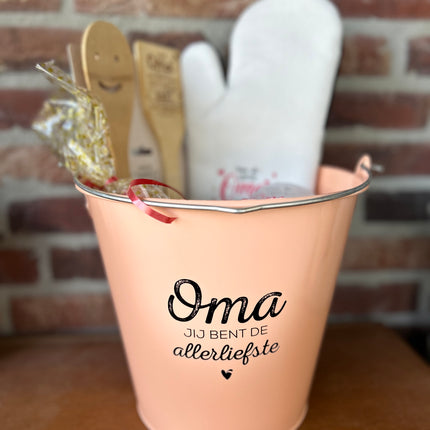 Cadeaupakket Zinken emmer Oma met ovenhandschoen/kaarsje/geurblokjes/spatelset/theeglas