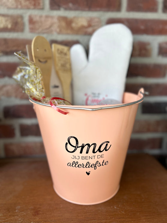 Cadeaupakket Zinken emmer Oma met ovenhandschoen/kaarsje/geurblokjes/spatelset/theeglas