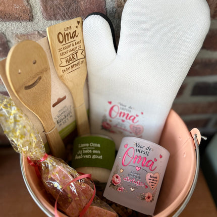Cadeaupakket Zinken emmer Oma met ovenhandschoen/kaarsje/geurblokjes/spatelset/theeglas