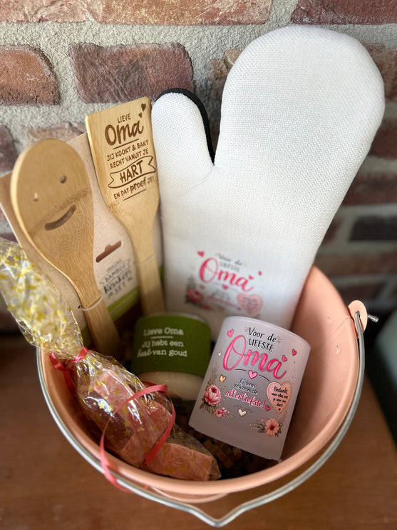 Cadeaupakket Zinken emmer Oma met ovenhandschoen/kaarsje/geurblokjes/spatelset/theeglas