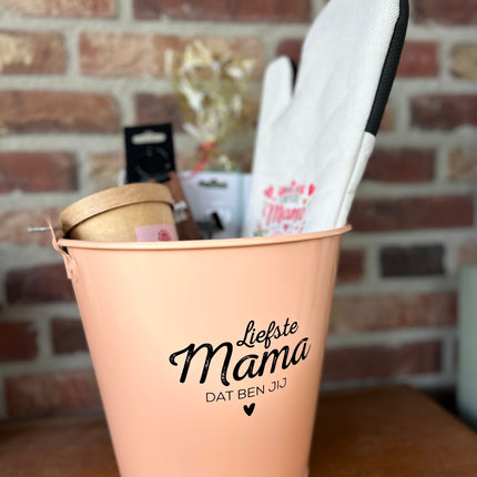 Cadeaupakket Zinken emmer mama met ovenhandschoen/flessenhouder/winegum/zeep in doosje/theeglas/geurblokjes/sleutelhanger
