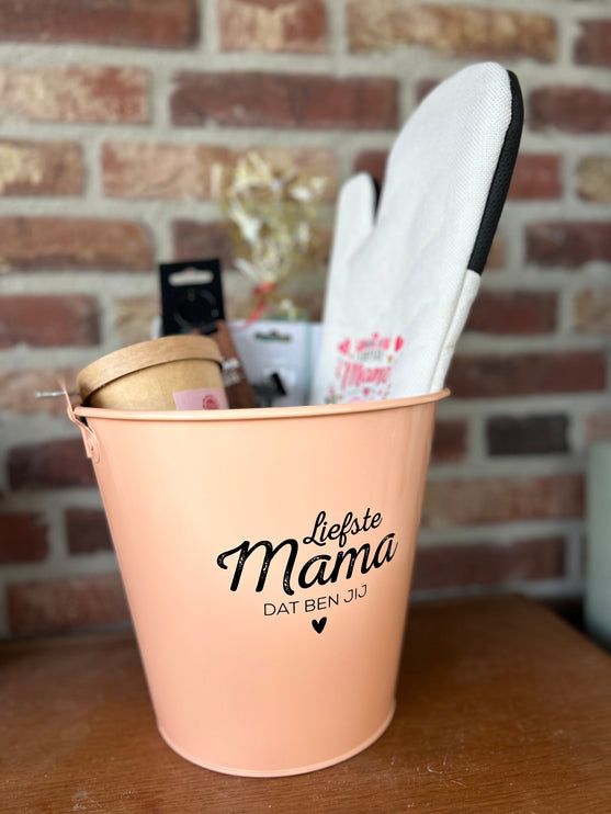Cadeaupakket Zinken emmer mama met ovenhandschoen/flessenhouder/winegum/zeep in doosje/theeglas/geurblokjes/sleutelhanger