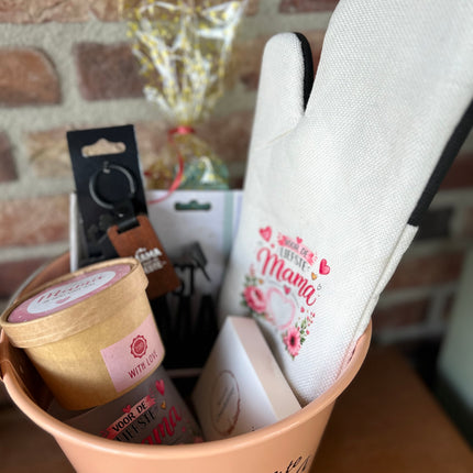 Cadeaupakket Zinken emmer mama met ovenhandschoen/flessenhouder/winegum/zeep in doosje/theeglas/geurblokjes/sleutelhanger