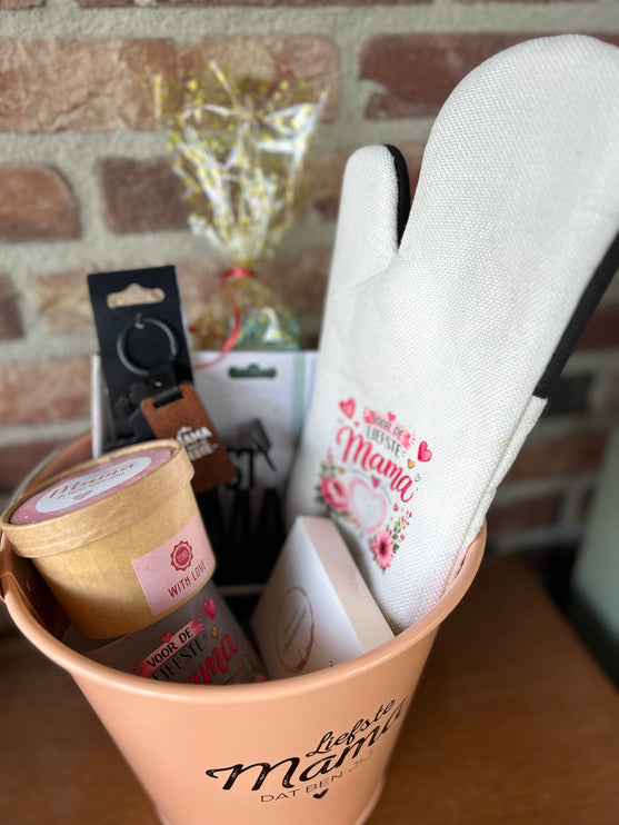 Cadeaupakket Zinken emmer mama met ovenhandschoen/flessenhouder/winegum/zeep in doosje/theeglas/geurblokjes/sleutelhanger