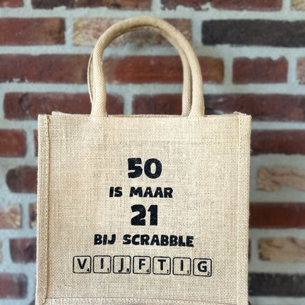 Cadeau tas/shoppig bag - Jute - met de tekst 50 is maar 21 bij scrabble