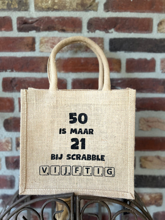Cadeau tas/shoppig bag - Jute - met de tekst 50 is maar 21 bij scrabble