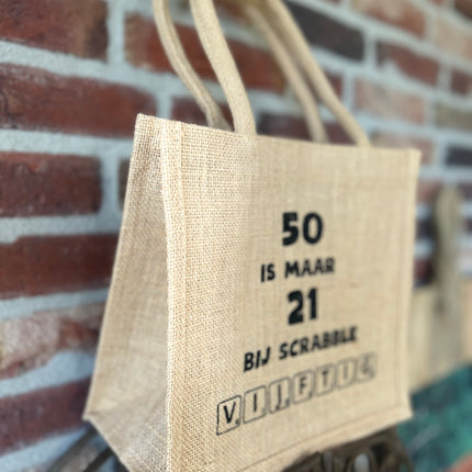 Cadeau tas/shoppig bag - Jute - met de tekst 50 is maar 21 bij scrabble
