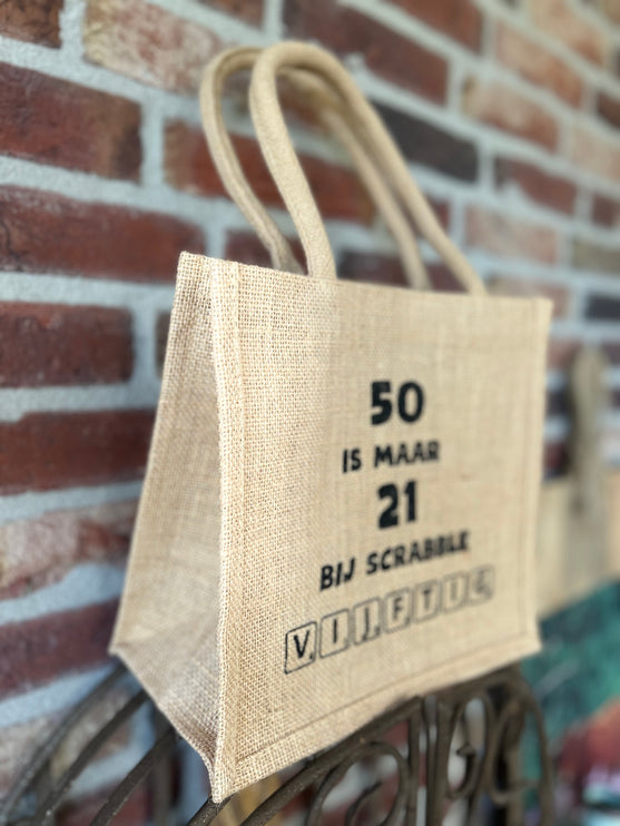 Cadeau tas/shoppig bag - Jute - met de tekst 50 is maar 21 bij scrabble