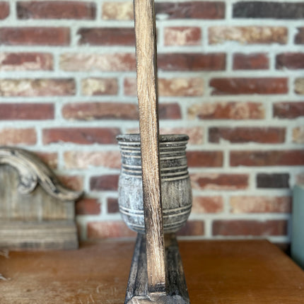 Houten wandpaneel op voet met dubbele vaas met decoratie