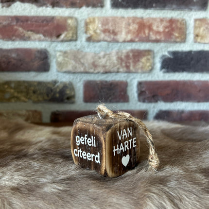 dobbelsteen hanger 4,5x4,5cm van harte gefeliciteerd natural