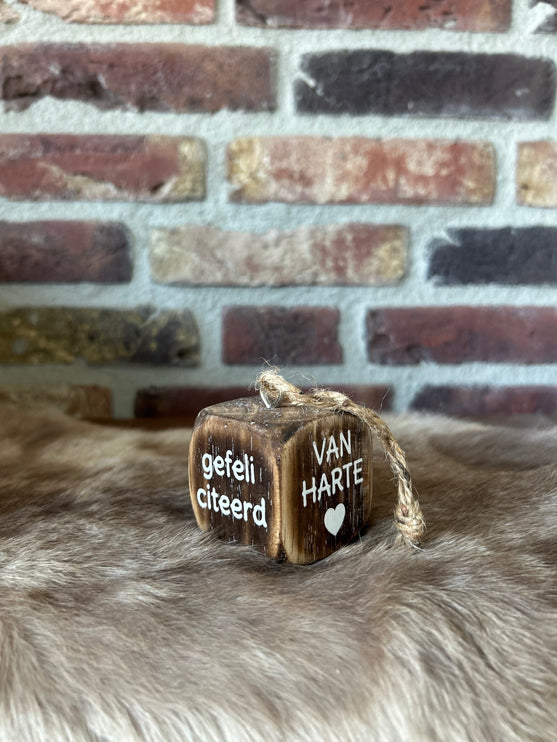 dobbelsteen hanger 4,5x4,5cm van harte gefeliciteerd natural