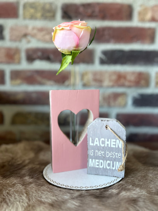 Cadeau pakket met hangertje Lachen is het beste medicijn grey