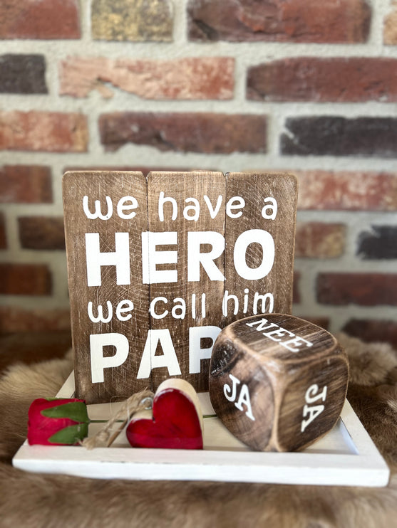 Cadeau pakket Dobbelsteen ja-nee We have a hero we call him papa