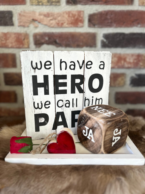 Cadeau pakket Dobbelsteen ja-nee We have a hero we call him papa