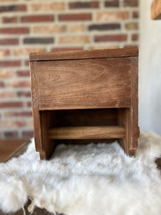 Houten toiletrolhouder met vakje bovenin