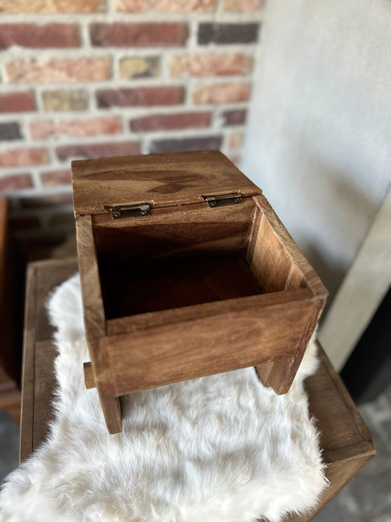 Houten toiletrolhouder met vakje bovenin