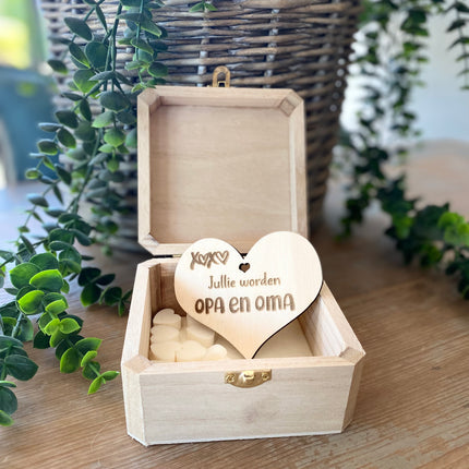 Kistje met zeephartje en houten hartje - Jullie worden opa en oma