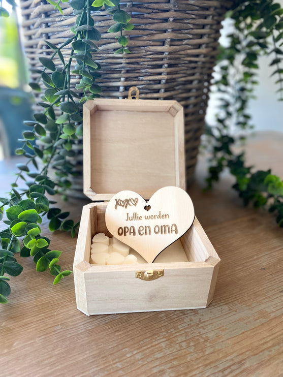 Kistje met zeephartje en houten hartje - Jullie worden opa en oma