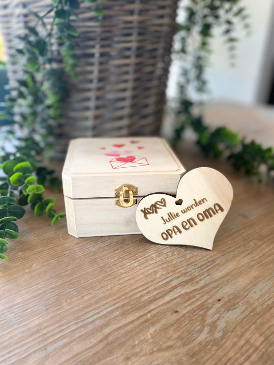 Kistje met zeephartje en houten hartje - Jullie worden opa en oma