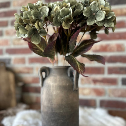 Vaas met handvat en hortensia groen