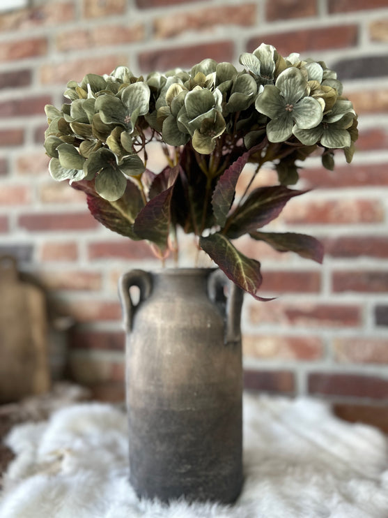 Vaas met handvat en hortensia groen