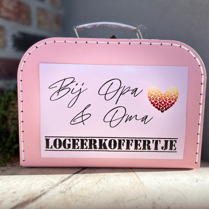 Koffertje roze met roze achtergrond - Logeerkoffertje - Opa en Oma